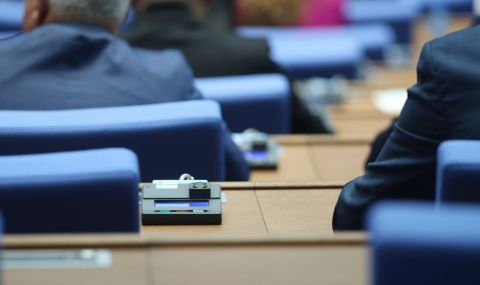 Депутатите разглеждат втория вот на недоверие към кабинета "Денков" на 15 ноември  - 1