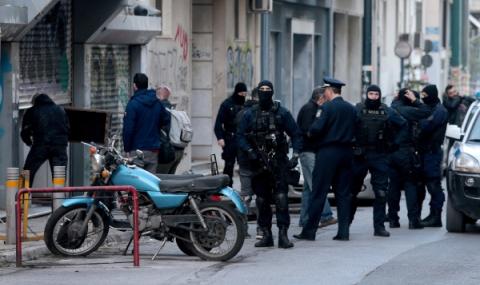 Десетки задържани при полицейска акция в Атина - 1