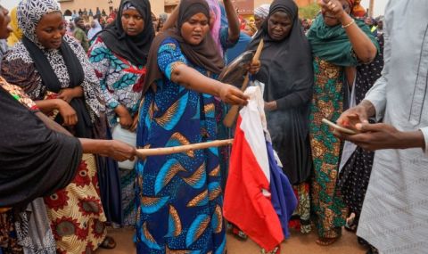 Хиляди поискаха френските войници да напуснат Нигер на протест в Ниамей  - 1