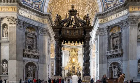 Вандал се изпика върху олтара на базиликата „Свети Петър“ във Ватикана (ВИДЕО) - 1