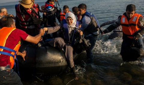 Близо 2000 бежанци са спасени край Италия през последните 24 часа - 1