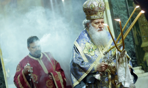 Патриарх Неофит с компактдиск църковни песнопения - 1