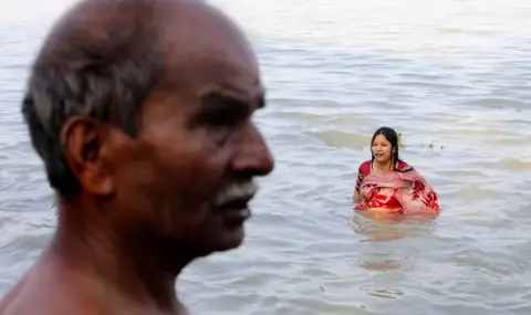 Защо тези хора се къпят в една от най-мръсните реки в света - 1