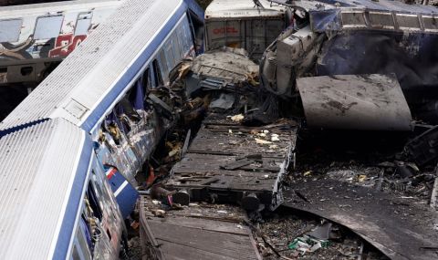 Близки на жертвите на влаковата катастрофа в Гърция заведоха иск срещу премиера Мицотакис - 1