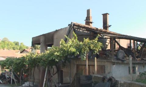 Къщата на бивш селски кмет изгоря в Лютидол - 1