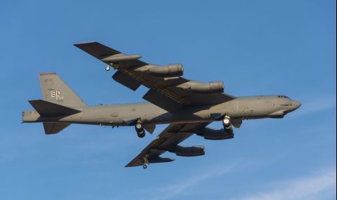 Американски бомбардировачи "Б-52" прелетяха над Близкия изток - 1