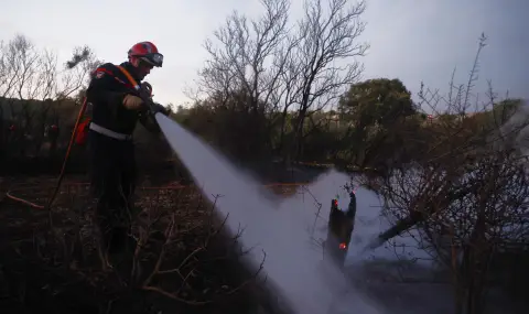 Смъртен случай и масивен пожар в Южна Франция: 1800 пожарникари се борят с огъня - 1