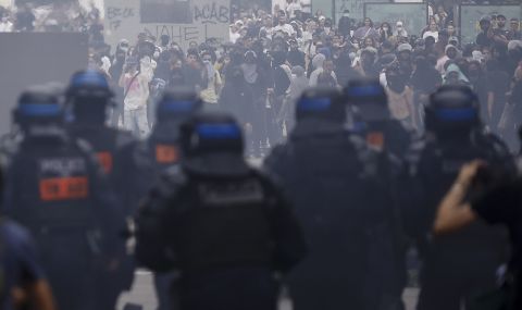 Повдигнати са обвинения за предумишлено убийство на полицая застрелял 17-годишен младеж в парижко предградие - 1