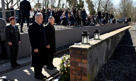 Бенямин Нетаняху и  Олаф Шолц посетиха жп гара - паметник на Холокоста - 1