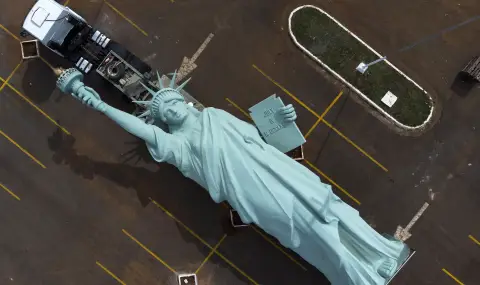 24-метрова реплика на Статуята на свободата беше съборена от силни ветрове в Бразилия (ВИДЕО) - 1