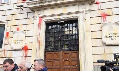 Атакуват с яйца и боя сградата на Столична община заради паметника на Съветската армия  - 1