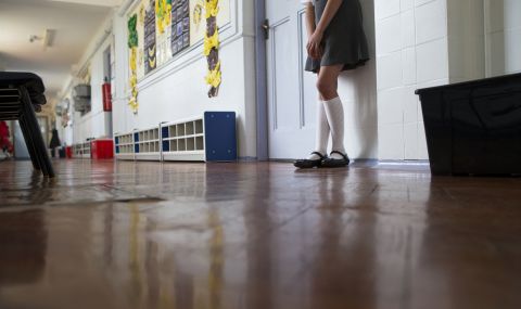 Върнаха момиче от училище заради обувки на Вивиан Уестууд - 1