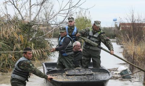 Бедствие! Полицаи и войници помагат в Албания - 1