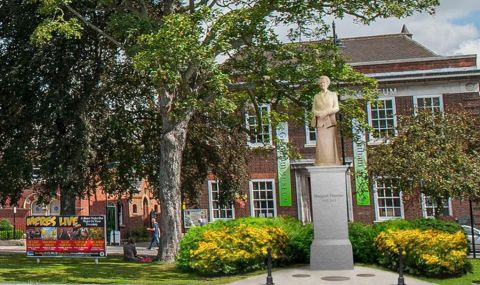 Заляха статуята на Маргарет Тачър с червена боя - 1