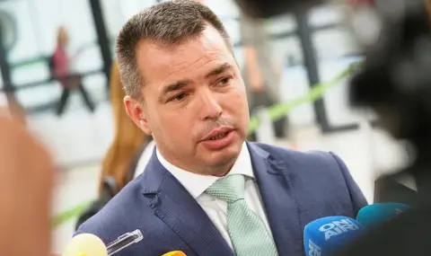 Заловиха бус с 24 мигранти и български водач - 1