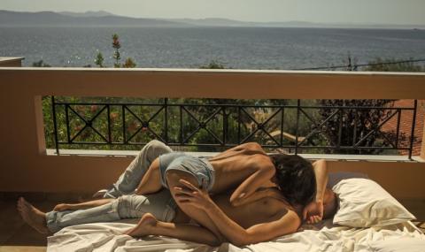 Безсрамна двойка прави секс на балкона в хотел на брега на Черно море (18+) - 1