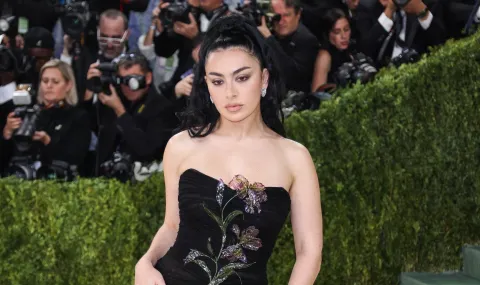 Певицата Charli XCX украси корицата на Playboy по черно бельо на фона на Лондон (СНИМКИ) - 1