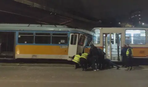 Трамвай удари друг след сблъсък на четири автомобила в столицата, пострада ватман - 1