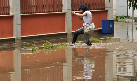 Два пъти се понижават очакваните валежи, възможни локални наводнения - 1
