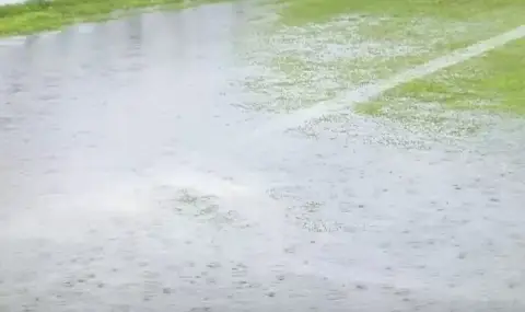 Градушка и мълнии бавят мача Черно море - Ботев Пловдив (ВИДЕО) - 1