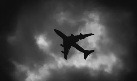 Portable battery catches fire during flight, plane makes emergency landing in India - 1