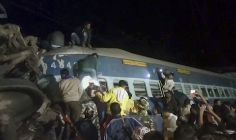 Индийски ужас след влакова катастрофа - 1