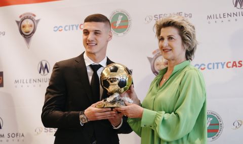Кирил Десподов официално получи наградата за Футболист №1 на България за 2021 година - 1