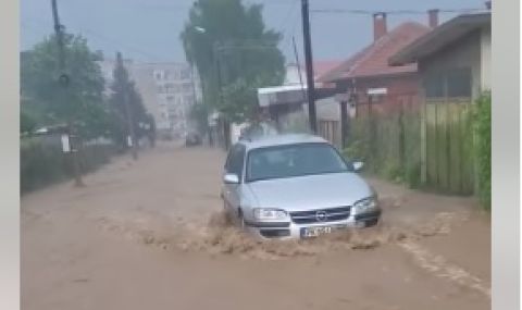 Порой отнесе автомобили в Берковица, наводнени са къщи (ВИДЕО) - 1
