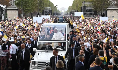 700,000 people gathered in the center of Paris for the great mass of Pope Leo XIV - 1