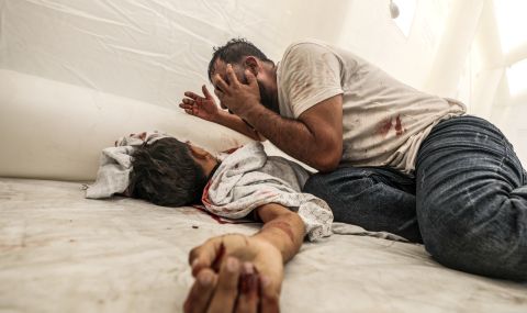Кошмар в болницата „Ал Шифа“ в Газа: недоносените бебета умират едно по едно, пациентите крещят от болка - 1