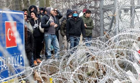 Напрежение! Мигранти се трупат по турско-гръцката граница - 1
