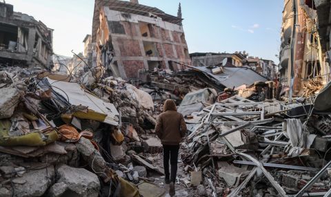 Загинали и близо 70 ранени при днешното земетресение в Турция - 1