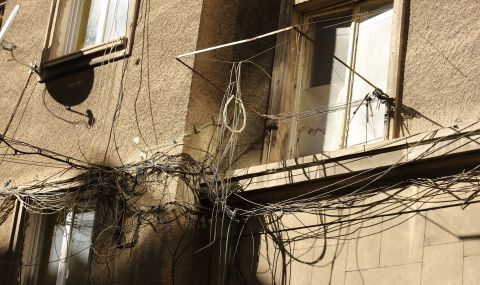 Опасни кабели висят в центъра на София - 1