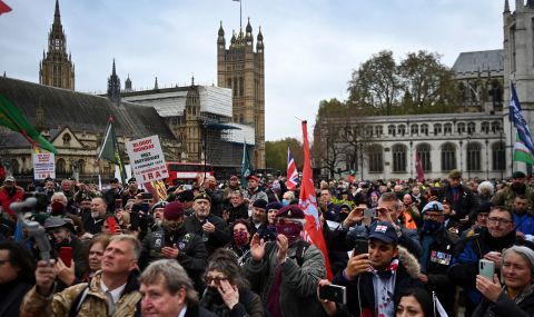Великобритания се готви за големи протести - 1