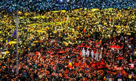 Хиляди румънци отново по улиците, искат оставка - 1