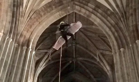 Куриозен инцидент в британска катедрала - 1