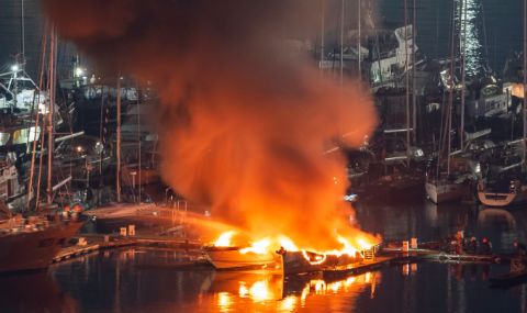 Четири лодки са изгорели при пожар на пристанището в Приморско - 1