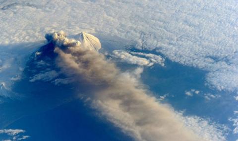 Вулкан в Аляска носи нови проблеми за въздушния транспорт - 1
