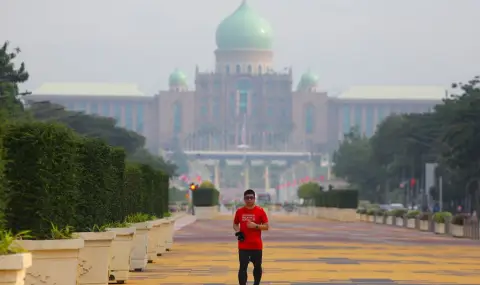 Малайзия раздава по 24 долара на всички възрастни хора - 1