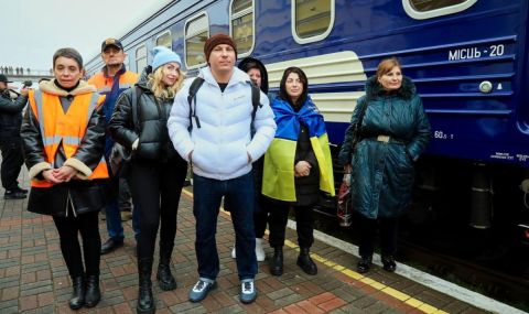 В Херсон пристигна първият влак от Киев след освобождаването на южния украински град - 1
