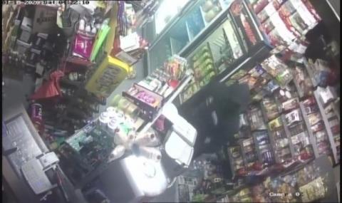 Четирима маскирани направиха зрелищен обир на магазин - 1