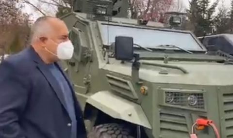 Борисов посети завод за военни коли (ВИДЕО) - 1