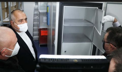 Експертите се отчетоха пред Борисов за ваксините, премиерът инспектира лично хладилниците - 1
