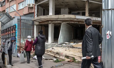 Рухнаха първите три етажа на 7-етажна сграда в Истанбул