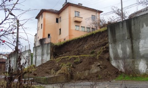 Кметството на с. Пороминово е застрашено от падане след срутване на подпорна стена - 1