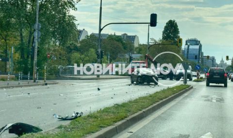 След катастрофа в София: Едната кола се удари в строителна площадка и се запали, шофьорът е в болница  - 1