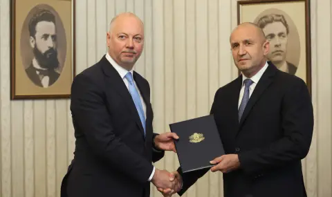 The roulette in the parliament has turned: President Rumen Radev handed the first mandate to GERB  - 1