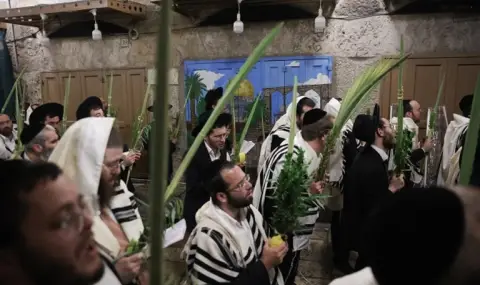Thousands of ultra-Orthodox Jews protest against mandatory military service in Israel    - 1