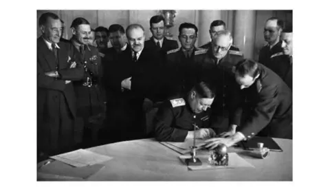 28 октомври 1944 г. България подписва примирие с Антихитлеристката коалиция - 1