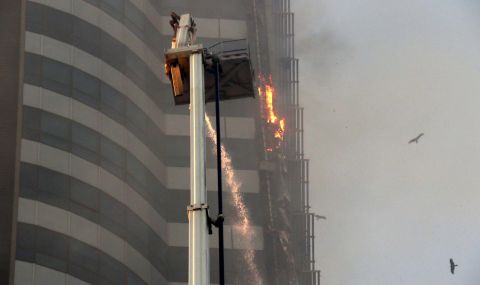 Пламна небостъргач в Истанбул (ВИДЕО) - 1